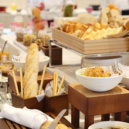 Hotel Ana Crowne Plaza Chitose By Ihg Exterior foto A buffet at a hotel