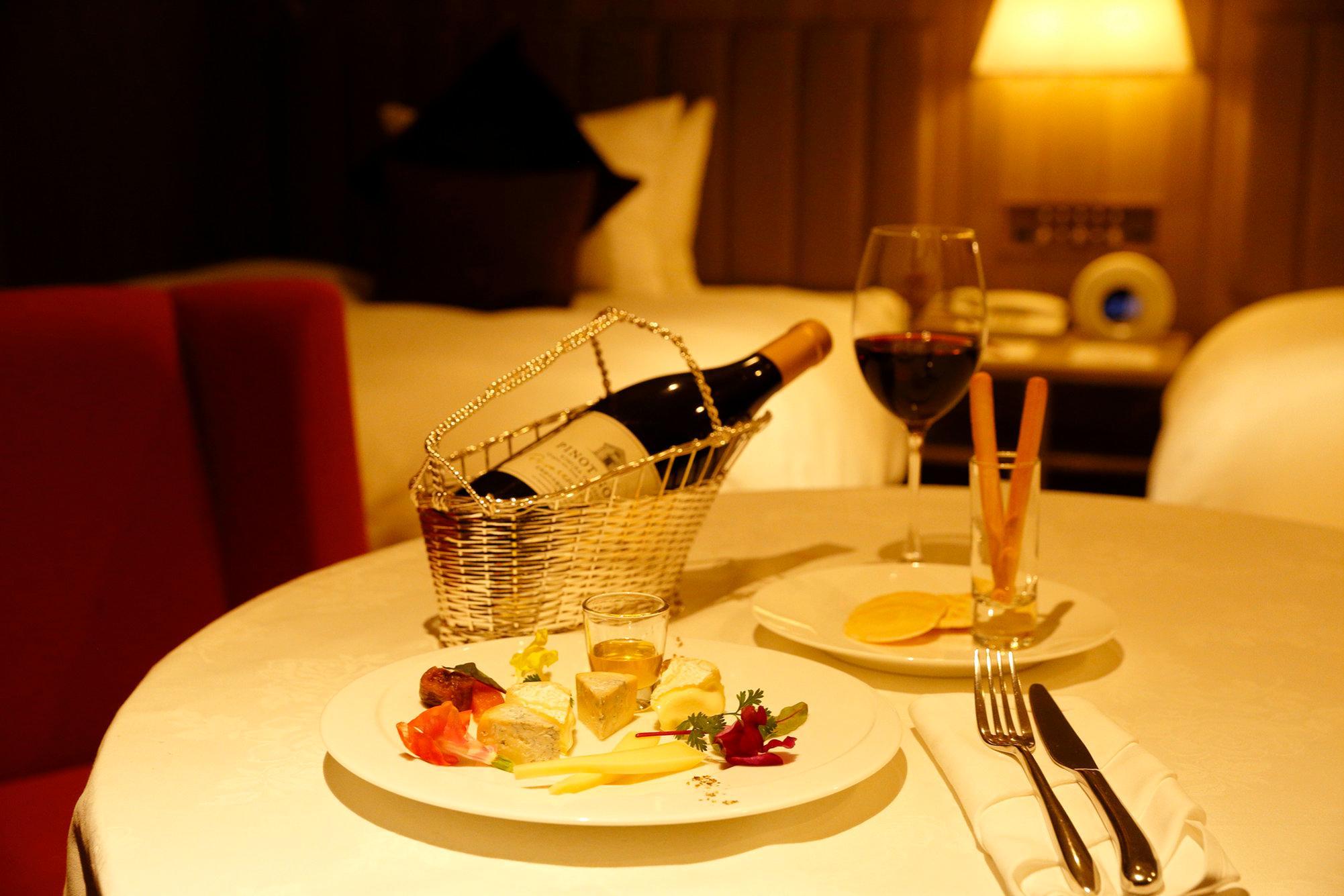 Hotel Ana Crowne Plaza Chitose By Ihg Exterior foto A bottle of wine in a wine bucket