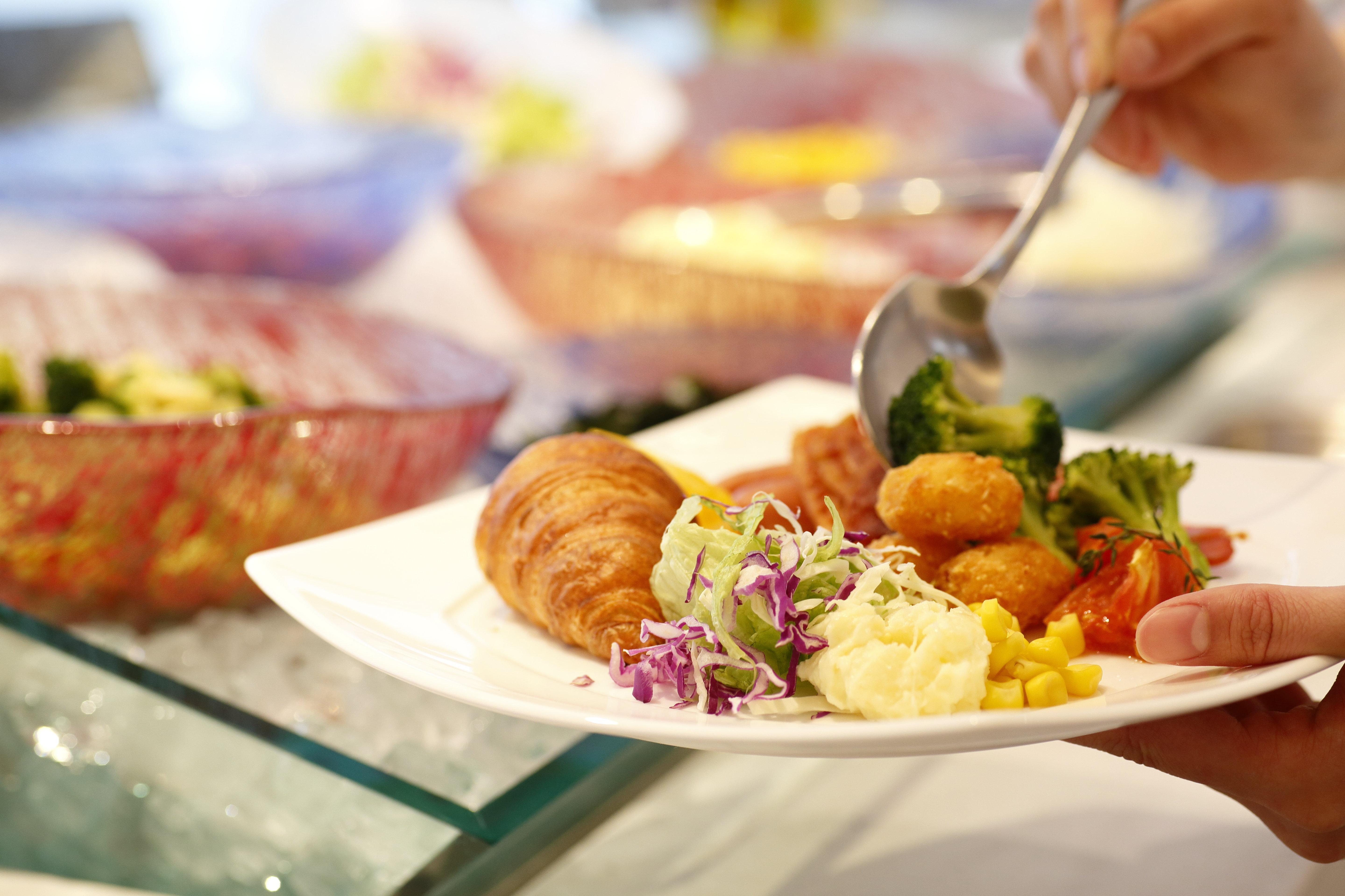 Hotel Ana Crowne Plaza Chitose By Ihg Exterior foto A salad being prepared at a buffet