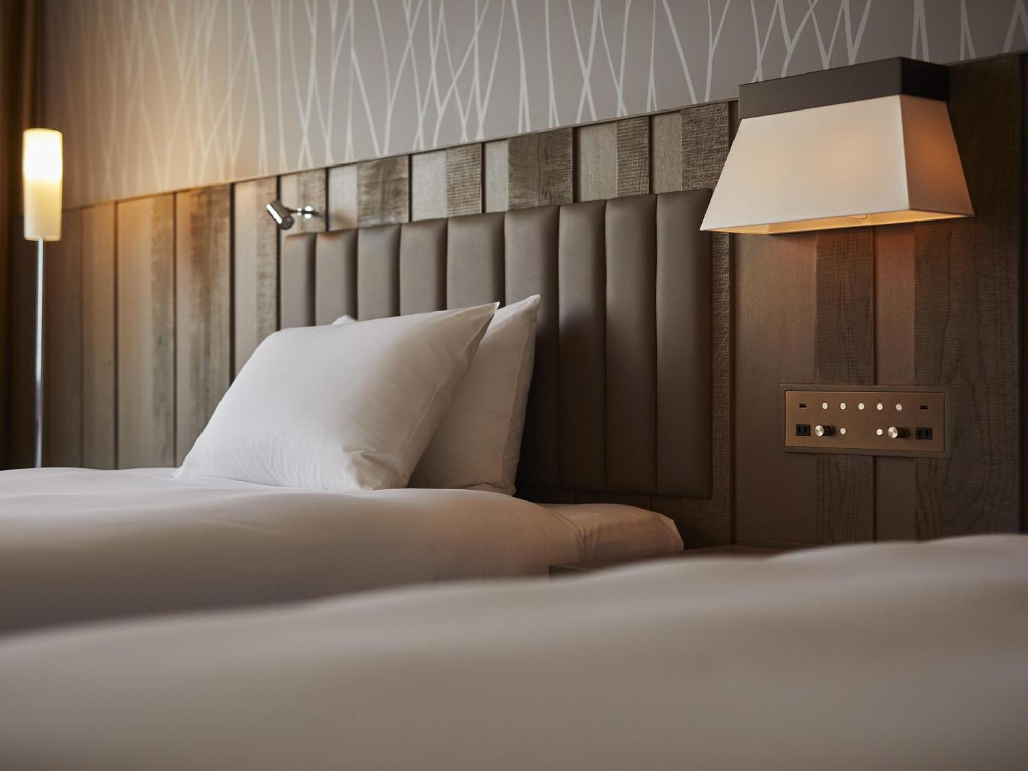 Hotel Ana Crowne Plaza Chitose By Ihg Exterior foto A bed with a headboard