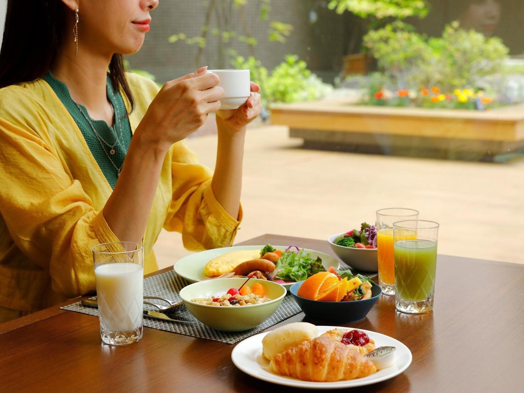 Hotel Ana Crowne Plaza Chitose By Ihg Exterior foto A woman drinking tea with breakfast