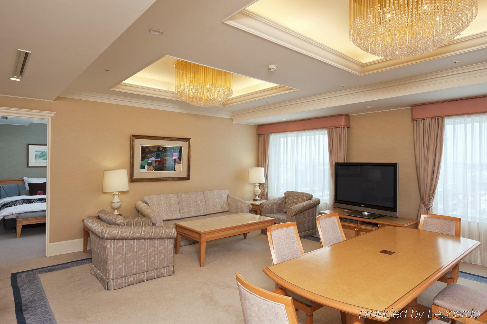 Hotel Ana Crowne Plaza Chitose By Ihg Zimmer foto A living room in a suite at the hotel